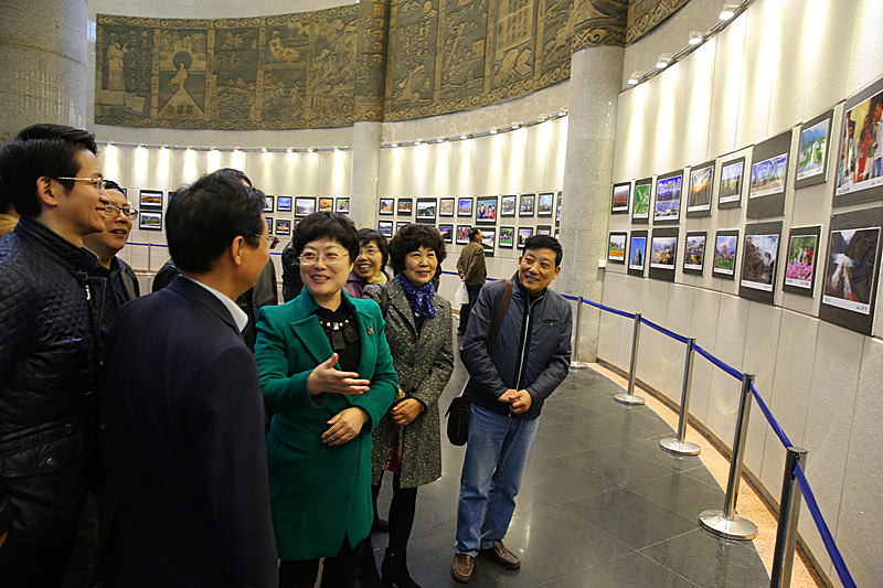 2014年11月21日张云云与党员一起参观致公党常州市委“美丽中国”摄影展_副本.jpg