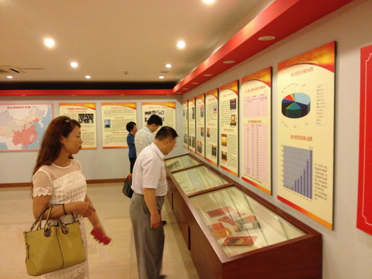 调研组在致公党中央参观党史展览.jpg
