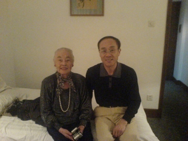 2009年10月小高荣子先生回苏省墓时与本文作者的合影.jpg