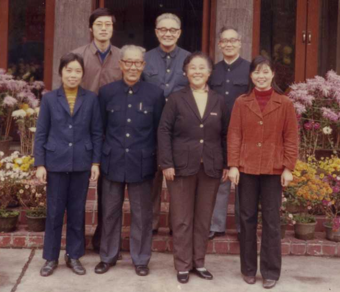 1985年12月教研室全体成员欢送陈震涯、陈荣子老师回日本定居.png
