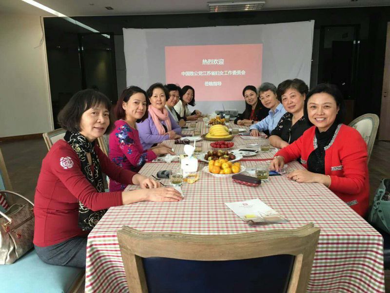 2015年10月15日，省妇委会在苏州调研新常态下的互联网+妇女自主创业情况，走访巴莎美家外贸家具港.JPG