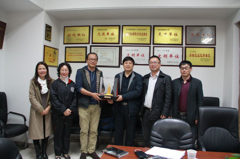 赠礼昆明侨办.JPG