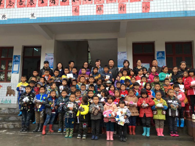 看望小孩.JPG