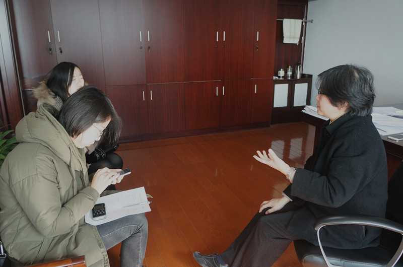 接受采访2_副本.jpg