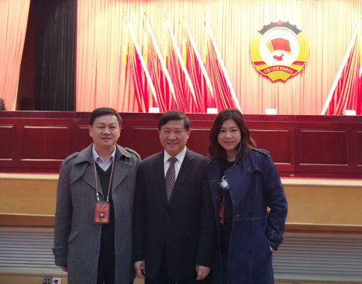 市政协副主席、致公党市委主委胡勤刚（中）与市政协委员、致公党市委妇女工作委员会主任薛福阳（右）合影.jpg