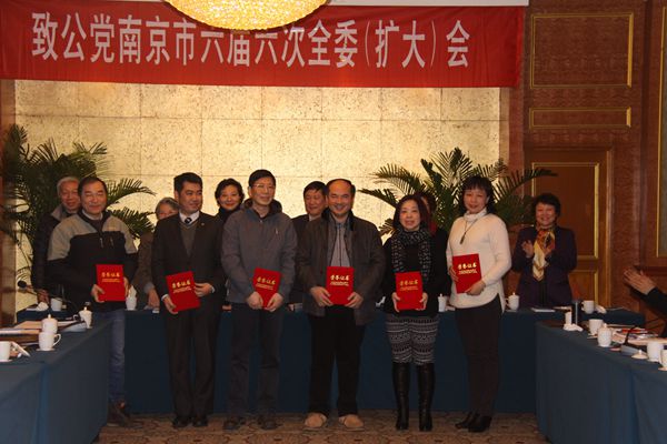优秀党员接受表彰.jpg