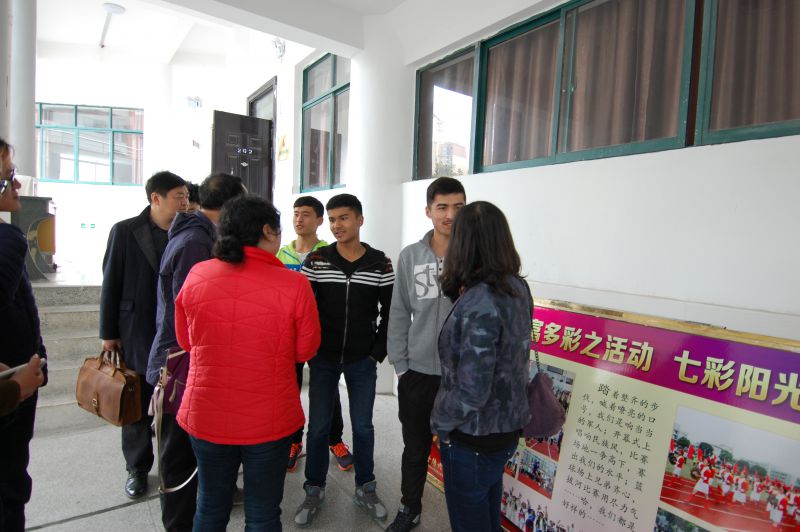 与新疆班学生互动.JPG