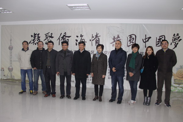 参观画展的党员与省市领导合影.JPG