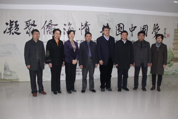 参加画展的各级领导.JPG