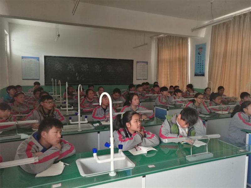 学生认真听讲1.JPG
