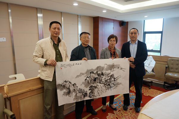 成都党内书画家程峰将现场画作赠与三胞集团.jpg