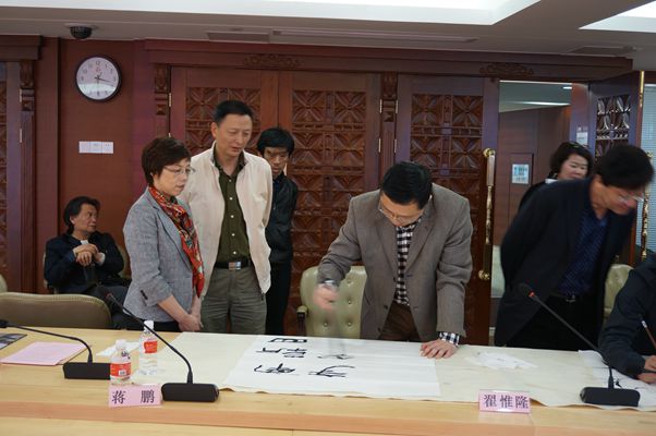南京党内书画家翟惟隆现场题字交流.jpg
