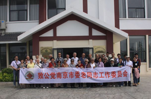 参加活动的退休党员合影_副本.jpg
