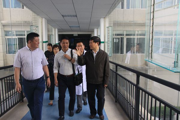 胡勤刚主委视察毕节七星关区人民医院_副本.jpg