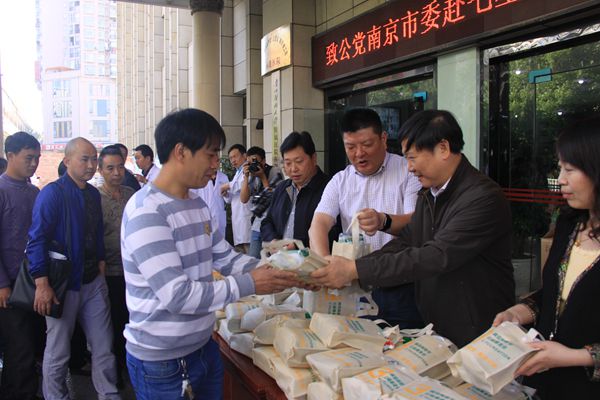 胡勤刚主委向毕节群众赠送药品_副本.jpg
