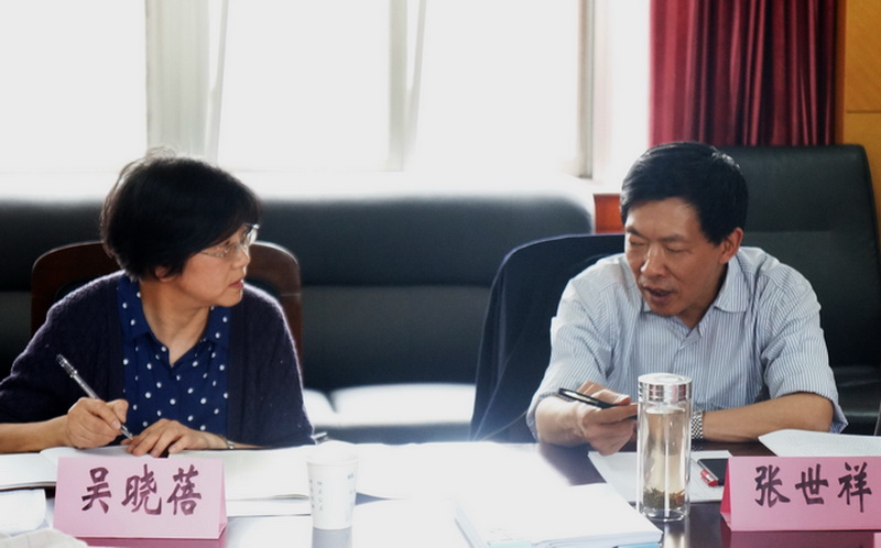 吴晓蓓副主委与张世祥局长交流探讨.jpg