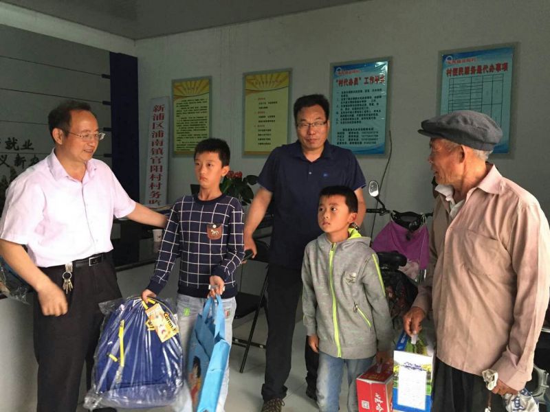 新浦两支部携手 六一前夕慰问留守儿童 图为史志伟副主委在与孩子们亲切交谈。.jpg