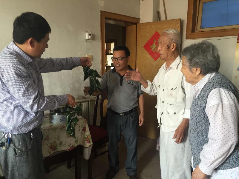慰问老党员 浓浓端午情-致公党海州支部端午节走访慰问老党员.jpg