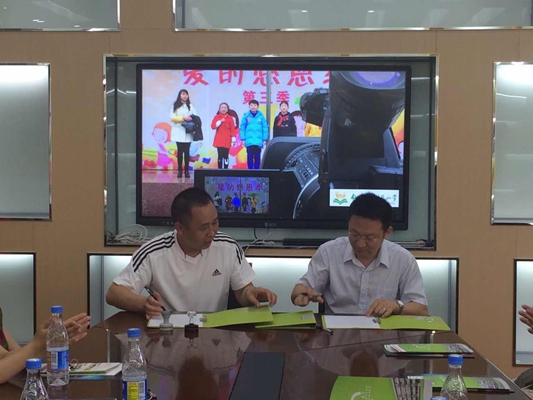 科利华小学校长汪天玉和毕节八小校长罗尧文签订结对共建协议_副本.jpg