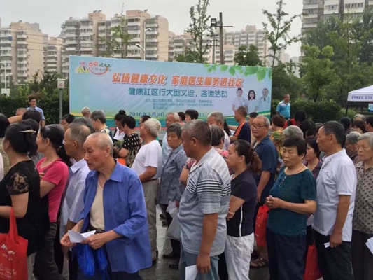 小区居民正在排队接受义诊.jpg