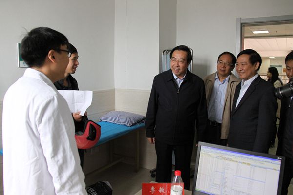 胡主委与盐城总支邹主委看望义诊中的李敏主任.jpg