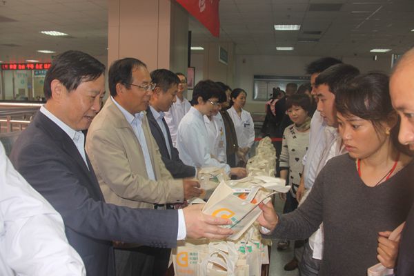 胡主委向当地群众赠药.jpg