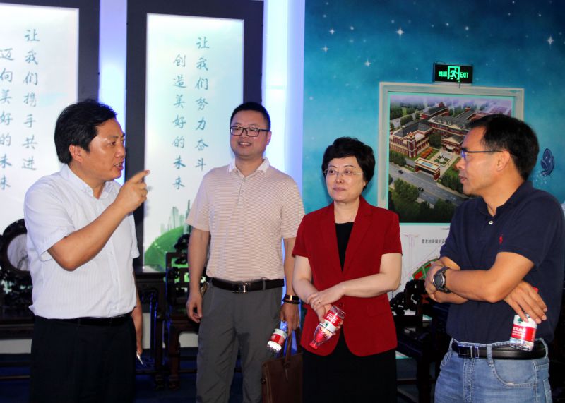 致公党中央参政议政部领导来常调研时参观正衡中学，杨福宽（左一）介绍学校.JPG