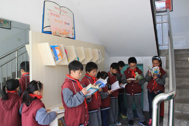 07“致公爱心妈妈”图书角.JPG