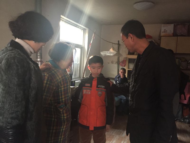 09新浦二支部活动中，支部主委卜苏乡（右一）勉励受助儿童.jpg