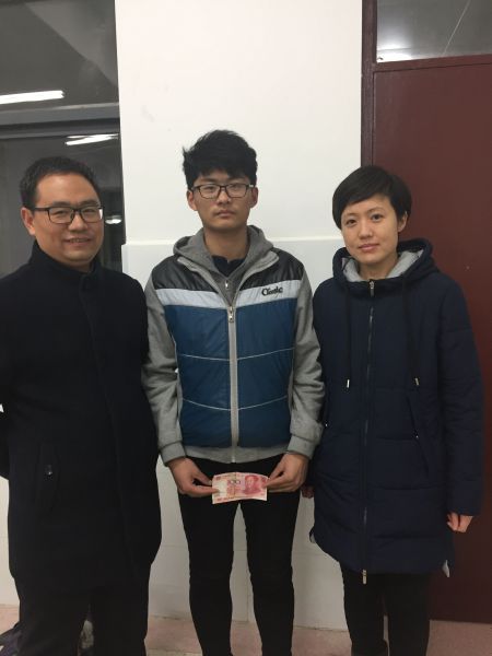 11海州一支部主委张启业（左一）与党员彭静（右一）向海州中学困难学生发放助学金.jpg