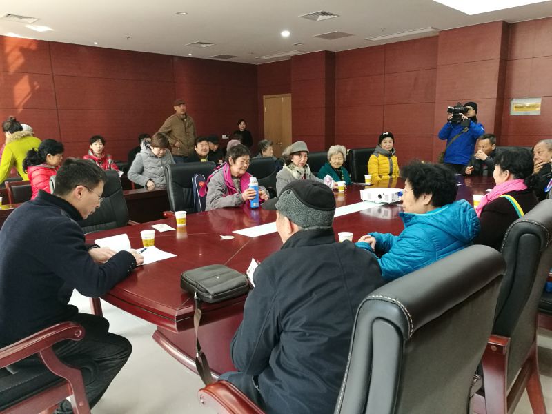 老党员与养老护理院院长交流座谈_副本.jpg