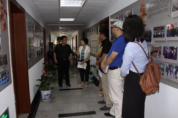 座谈前，陈玄副主委向李展超主委介绍市委会近年来工作.jpg
