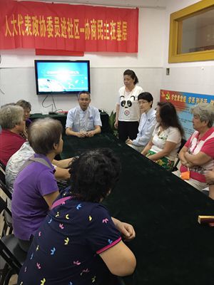 周主任、季主任在给居民们讲解口腔健康知识.jpg
