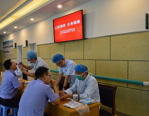 本党党员、口腔医院主治医师魏煦正在给患者做诊疗_副本.jpg