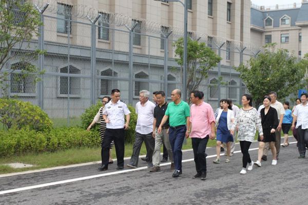 龙潭高等级戒备监狱政委正在向人民监督员介绍监狱情况_副本.jpg