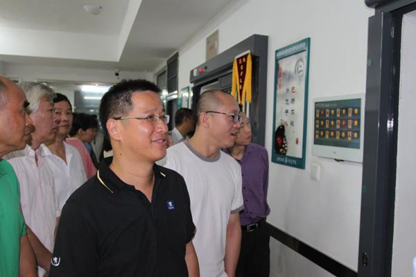 人民监督员正在参观龙潭高等级戒备监狱的各项设施_副本.jpg