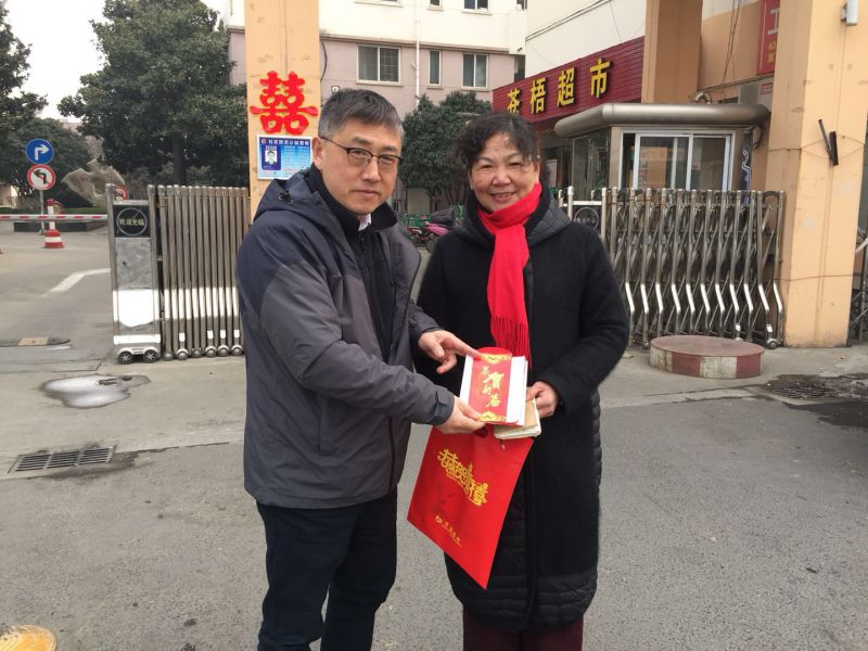 医卫支部慰问老党员丁娇华）.jpg