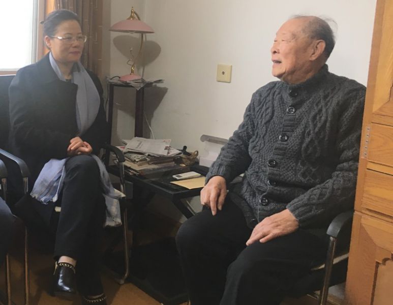 慰问陆守曾.JPG