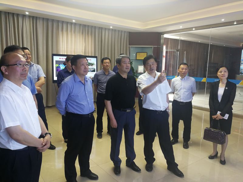 2018-6-8麻建国一行在中哈物流基地调研，市委副书记、代市长方伟陪同调研.jpg