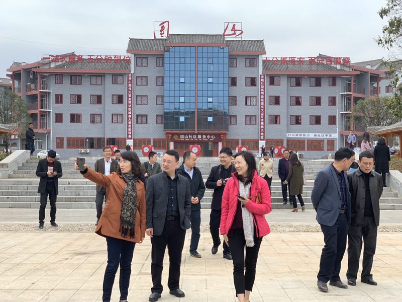 扶贫小组与省委领导调研移民居住社区.jpg