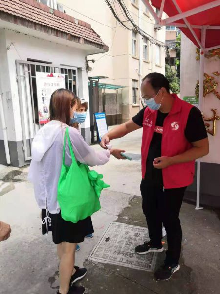 周少成在河埒街道蠡桥社区做志愿者.jpg