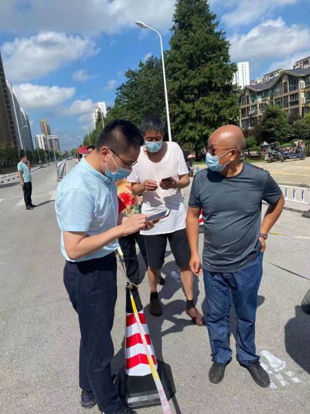 任益宽在支援尚锦城社区核酸压力测试.jpg