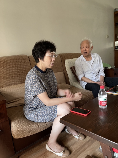 座谈会结束后，受胡勤刚主委的委托，陈玄副主委上门看望市委会老主委王振华，向王老及家人致以节日的问候和祝福！_副本.jpg